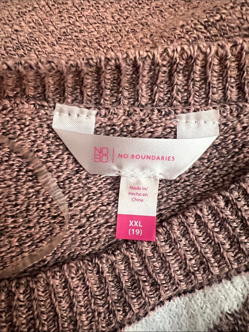 No Boundaries Heart-Pattern Crewneck Sweater in Dusty Pink and White - Picture 6 of 8